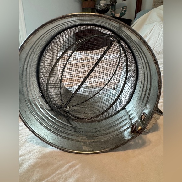 Bromwell’s vintage 5 cup hand sifter - Picture 5 of 8